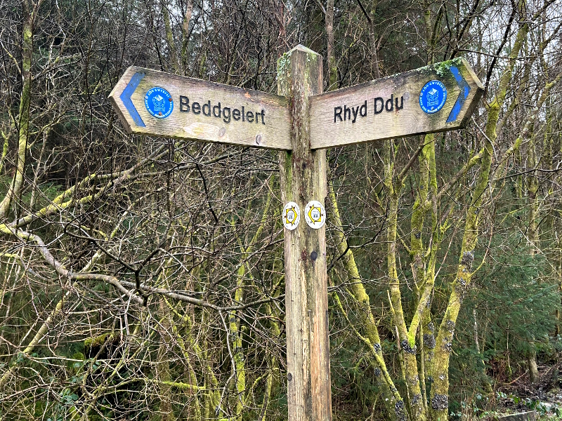 Footpath sign Beddgelert to Rhyd Ddu